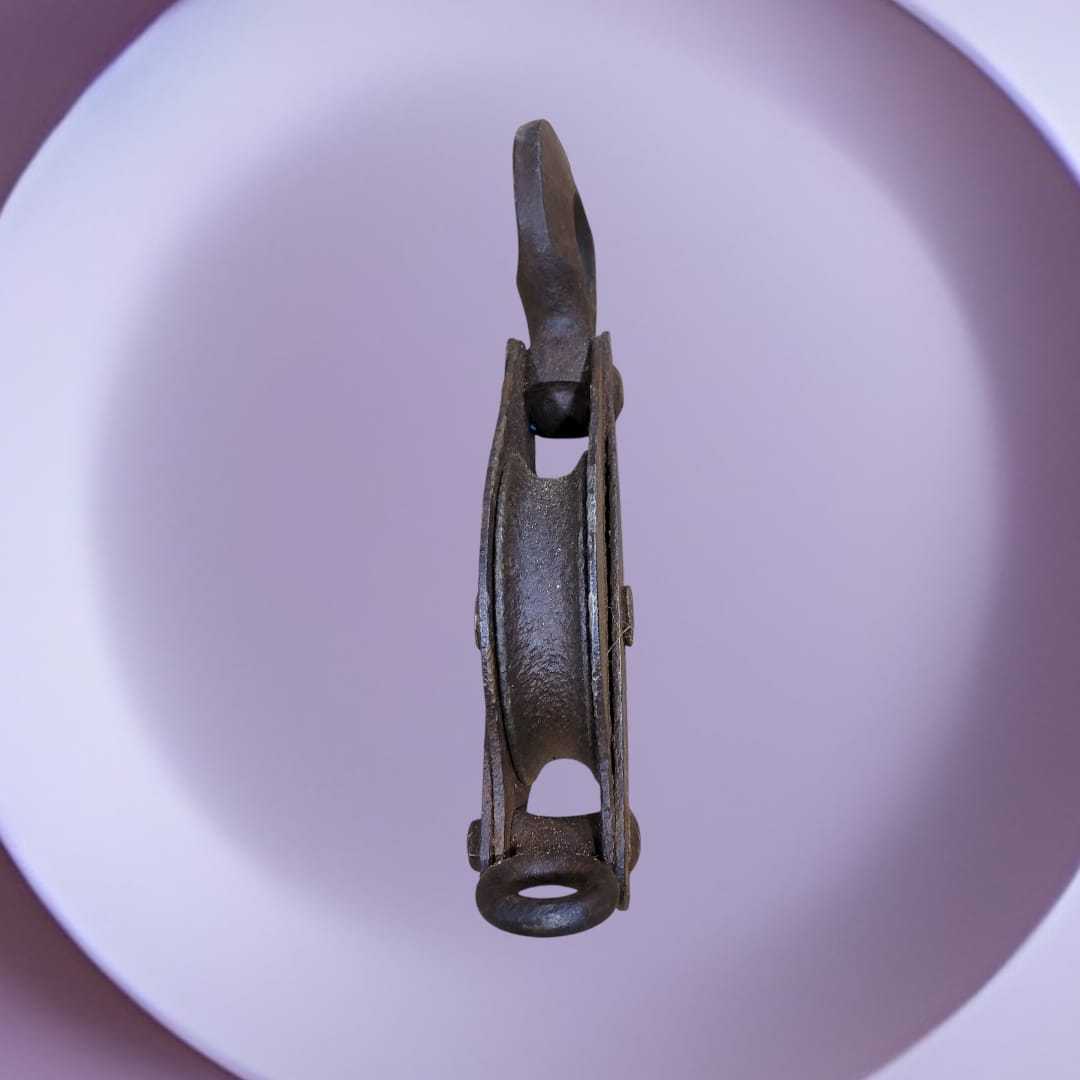 Polea Pasteca de Barco de Hierro – Auténtica Pieza Náutica - Cositas Antiguas – La Guadaña, Anticuarios Online en Jerez , vender antigüedades, muebles antiguos
