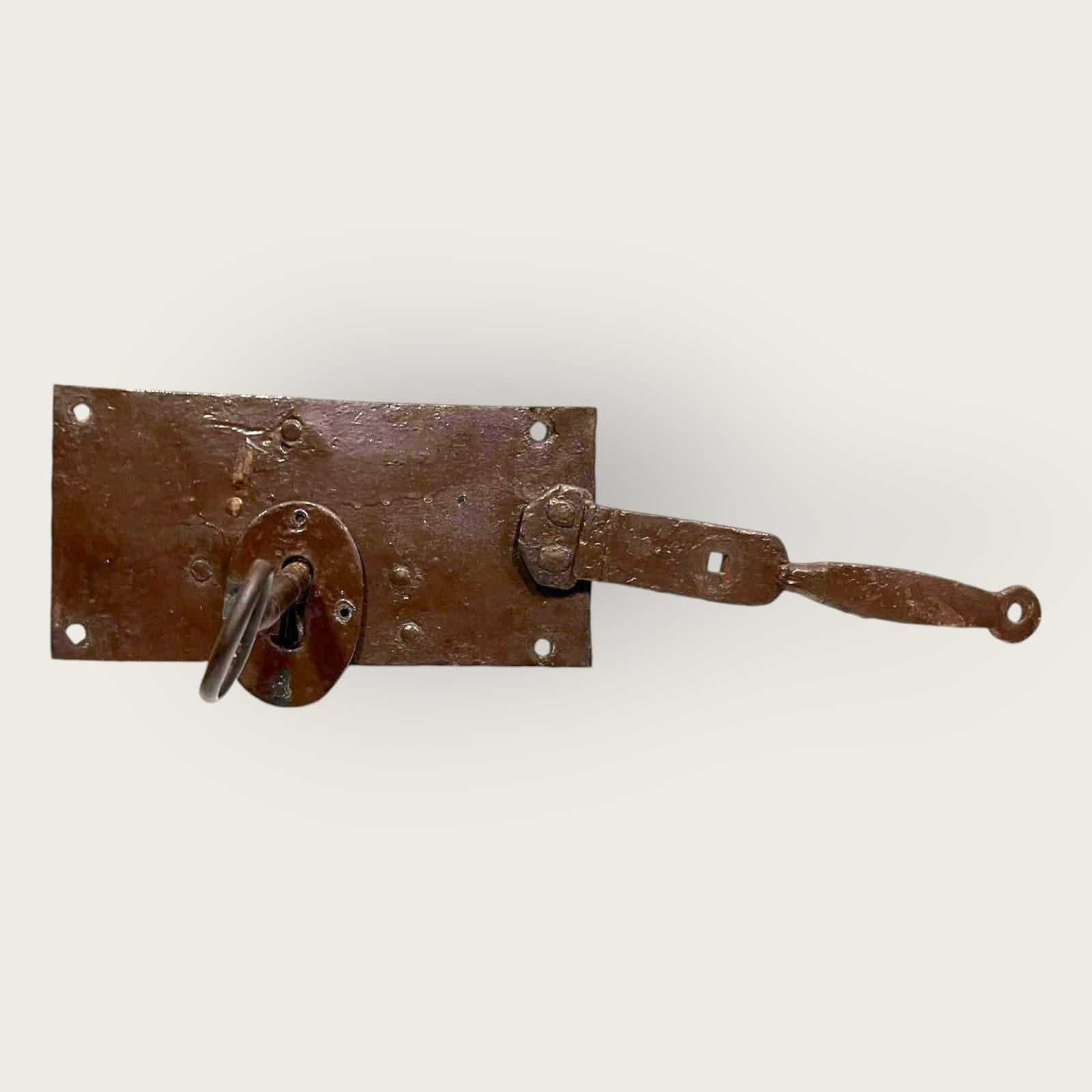 Cerradura de hierro con llave – Seguridad rústica y estilo - Cositas Antiguas – La Guadaña, Anticuarios Online en Jerez , vender antigüedades, muebles antiguos