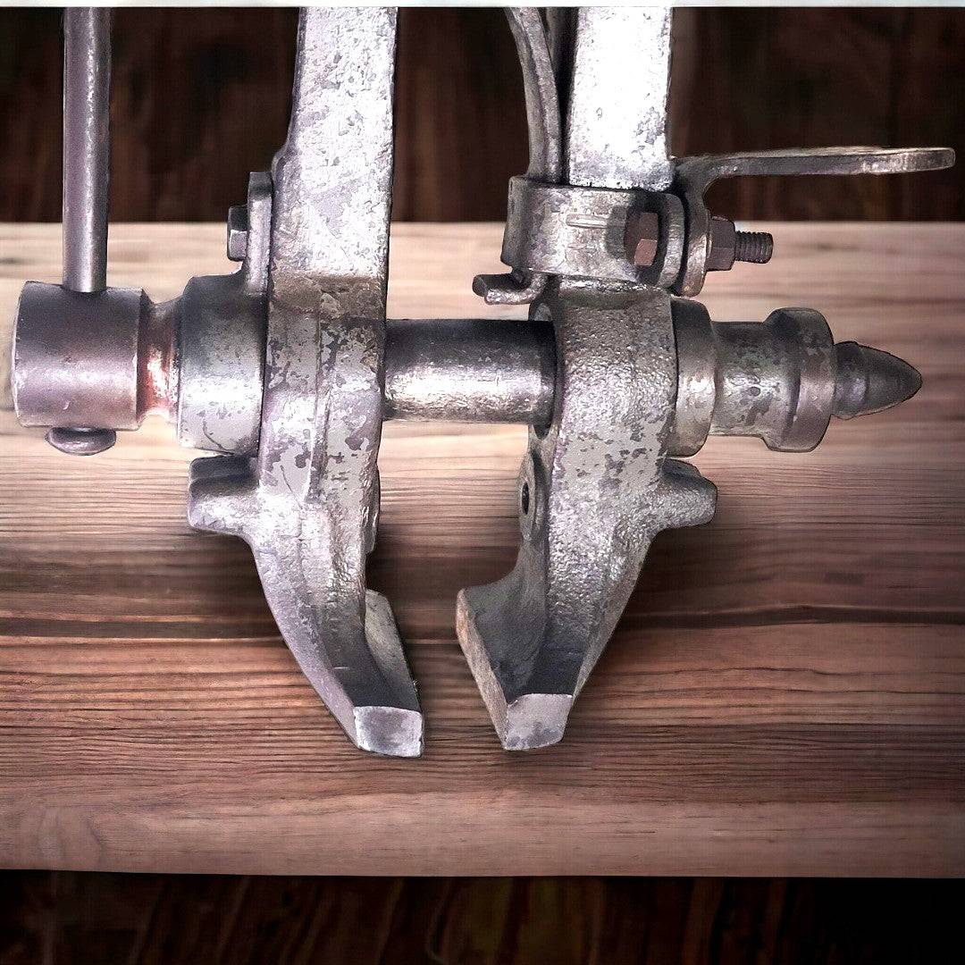 Tornillo de Herrero en Acero de Fundición – Herramienta - Cositas Antiguas – La Guadaña, Anticuarios Online en Jerez , vender antigüedades, muebles antiguos