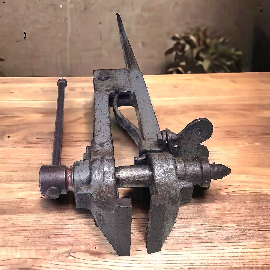 Tornillo de Herrero en Acero de Fundición – Herramienta - Cositas Antiguas – La Guadaña, Anticuarios Online en Jerez , vender antigüedades, muebles antiguos