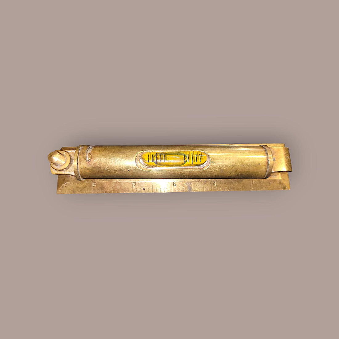 Nivel metálico con funda protectora de 14 cm - Precisión - Cositas Antiguas – La Guadaña, Anticuarios Online en Jerez , vender antigüedades, muebles antiguos