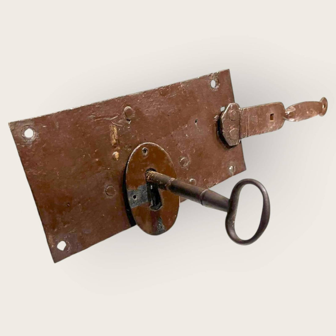 Cerradura de hierro con llave – Seguridad rústica y estilo - Cositas Antiguas – La Guadaña, Anticuarios Online en Jerez , vender antigüedades, muebles antiguos