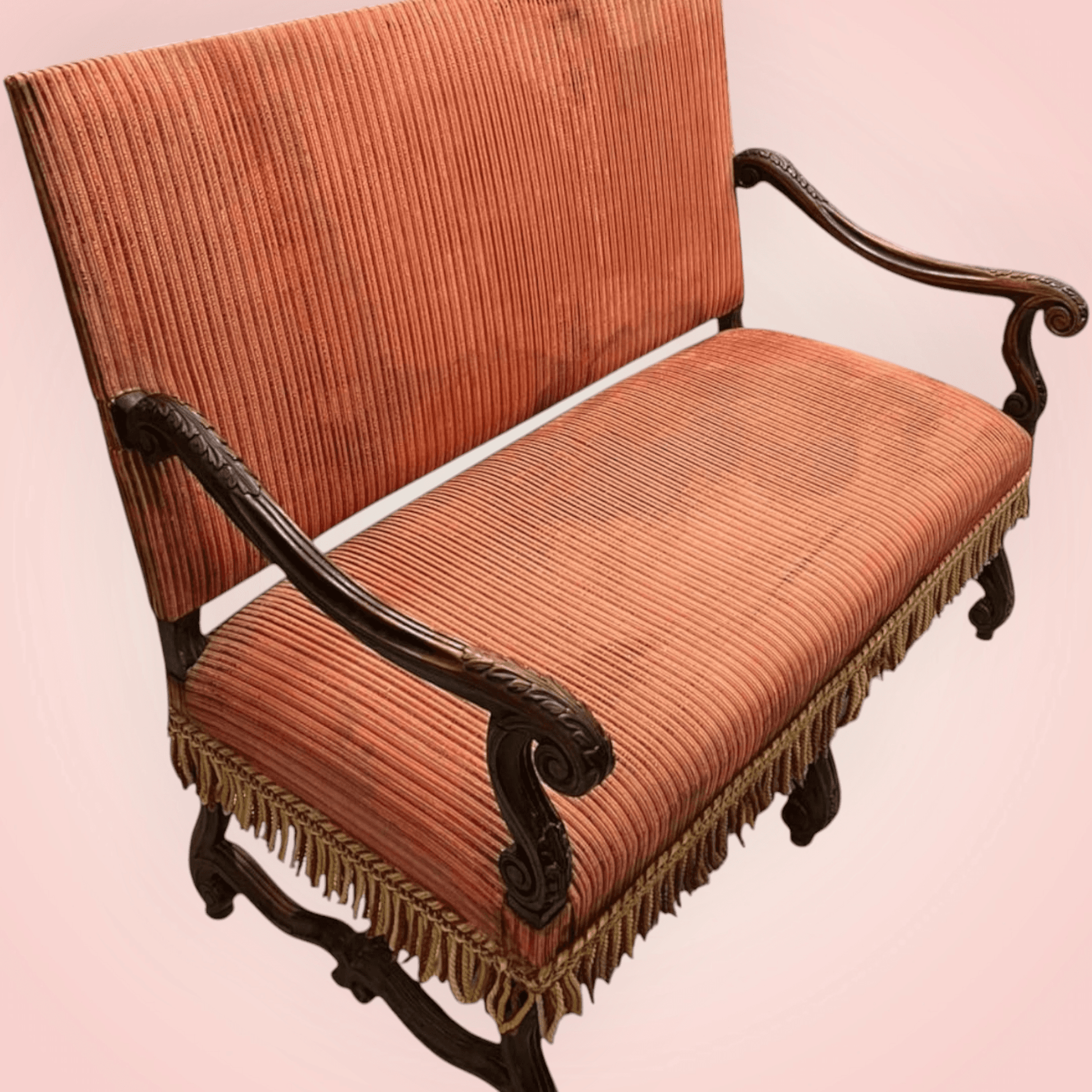 Sofá Vintage de Madera Tallada y Tapicería Clásica - Cositas Antiguas – La Guadaña, Anticuarios Online en Jerez , vender antigüedades, muebles antiguos