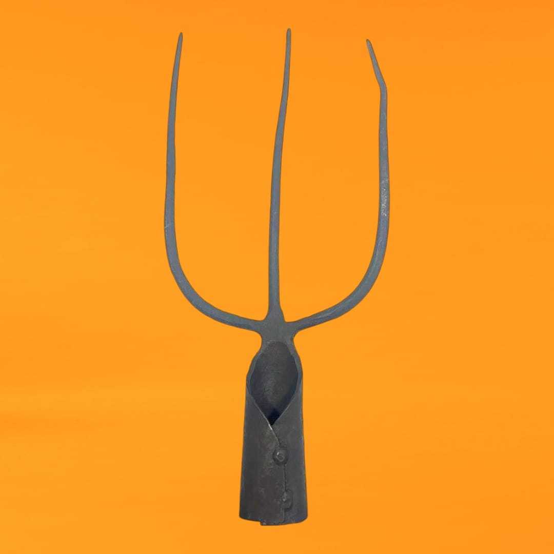 Horca tridente antigua, ideal para decoraciones rústicas - Cositas Antiguas – La Guadaña, Anticuarios Online en Jerez , vender antigüedades, muebles antiguos