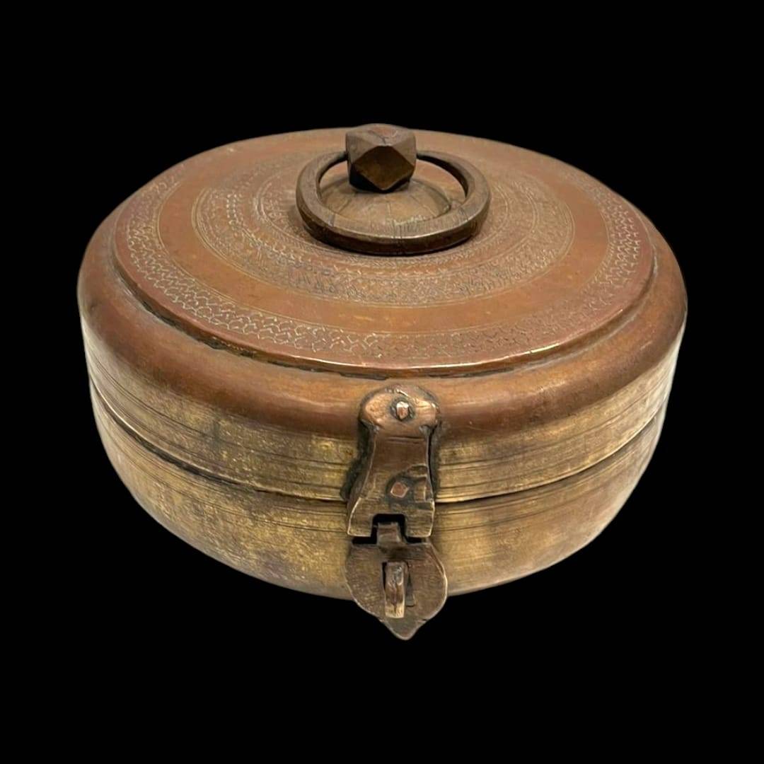Caja de cobre pakistaní para pan, siglo XIX, pieza única - Cositas Antiguas – La Guadaña, Anticuarios Online en Jerez , vender antigüedades, muebles antiguos