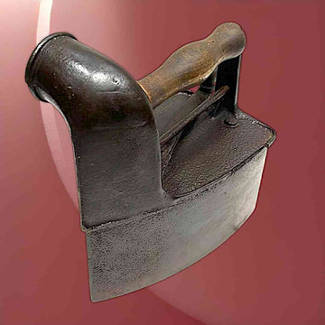 Plancha Antigua de Carbón con Mango de Madera - Colección - Cositas Antiguas – La Guadaña, Anticuarios Online en Jerez , vender antigüedades, muebles antiguos