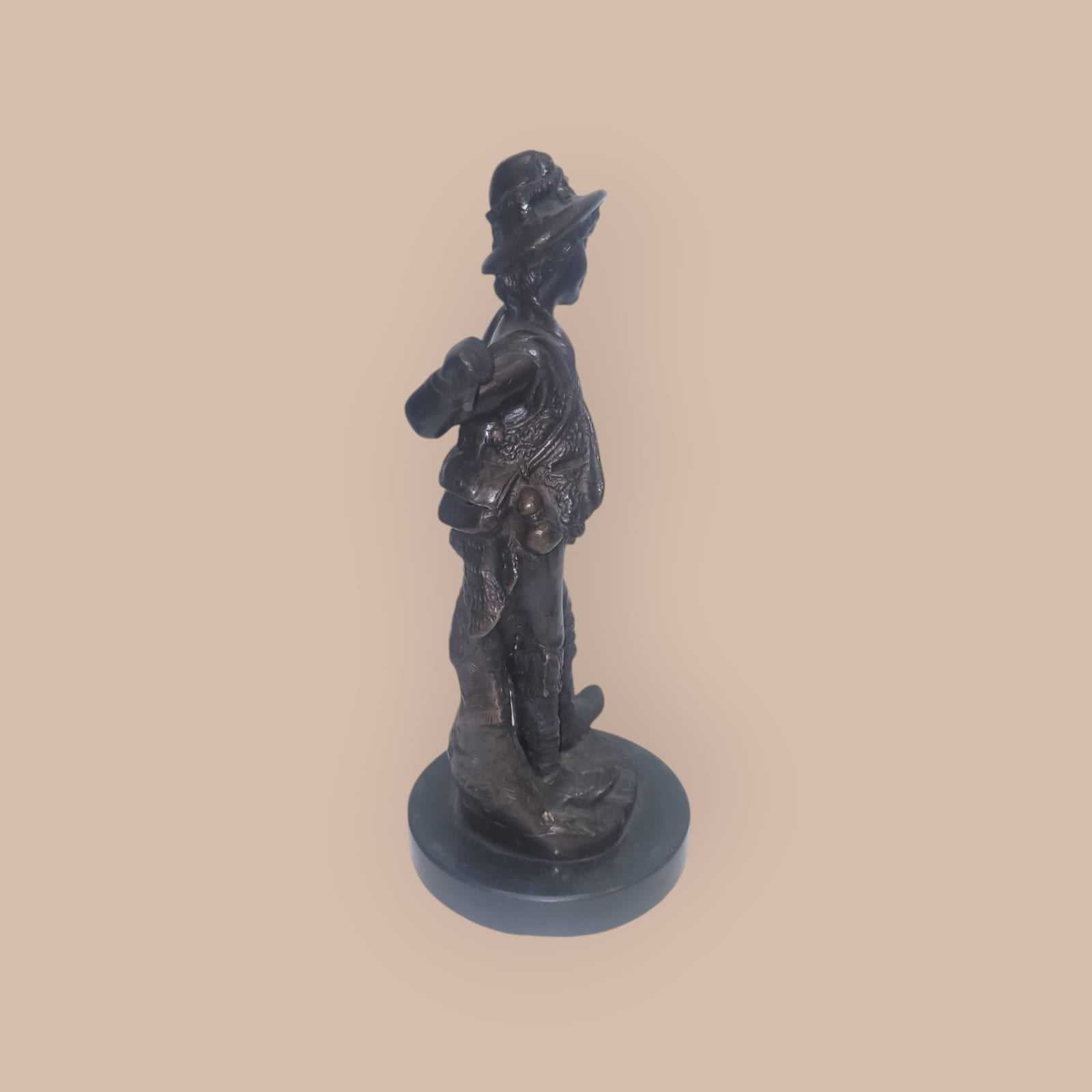 Escultura de bronce muchacho con gorro y palo – Calidad - Cositas Antiguas – La Guadaña, Anticuarios Online en Jerez , vender antigüedades, muebles antiguos