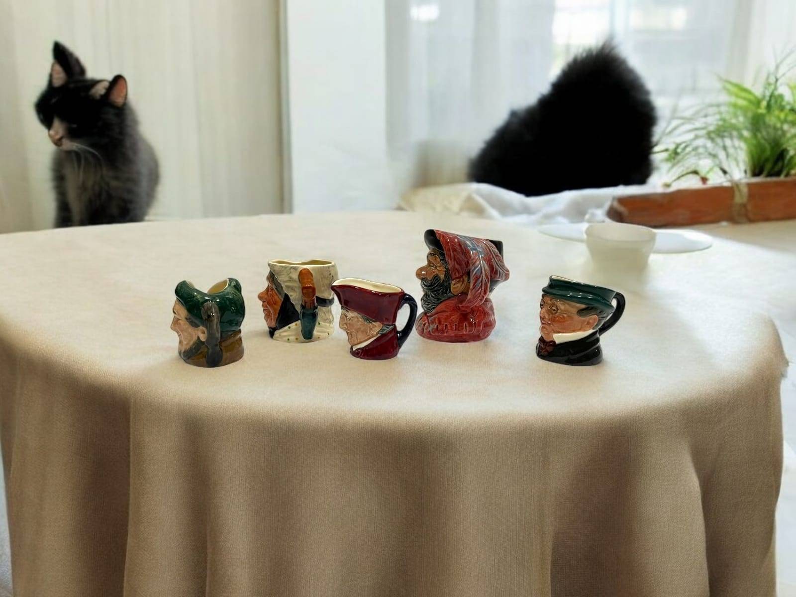 Jarras de Porcelana Royal Doulton: Colección Personajes - Cositas Antiguas – La Guadaña, Anticuarios Online en Jerez , vender antigüedades, muebles antiguos