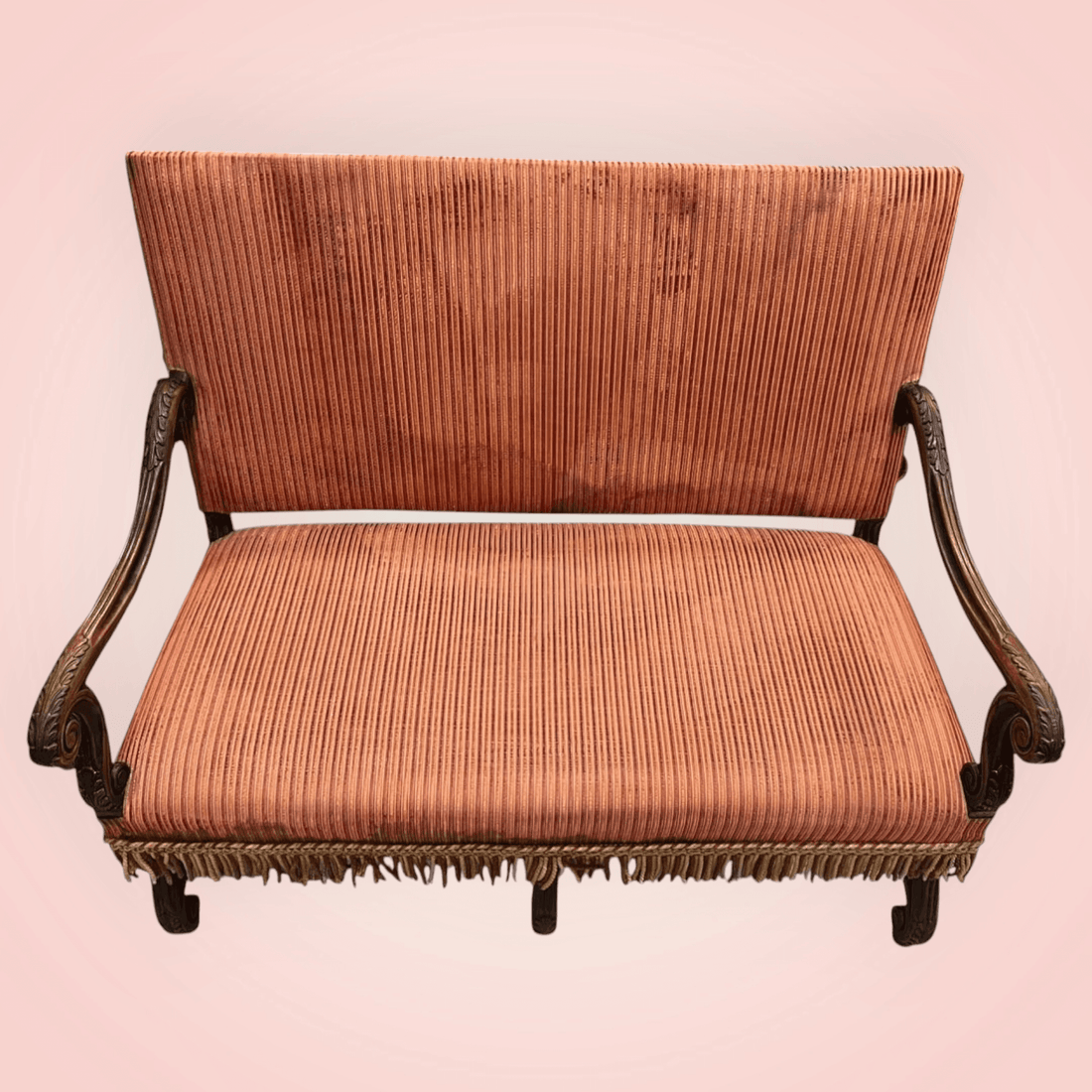 Sofá Vintage de Madera Tallada y Tapicería Clásica - Cositas Antiguas – La Guadaña, Anticuarios Online en Jerez , vender antigüedades, muebles antiguos