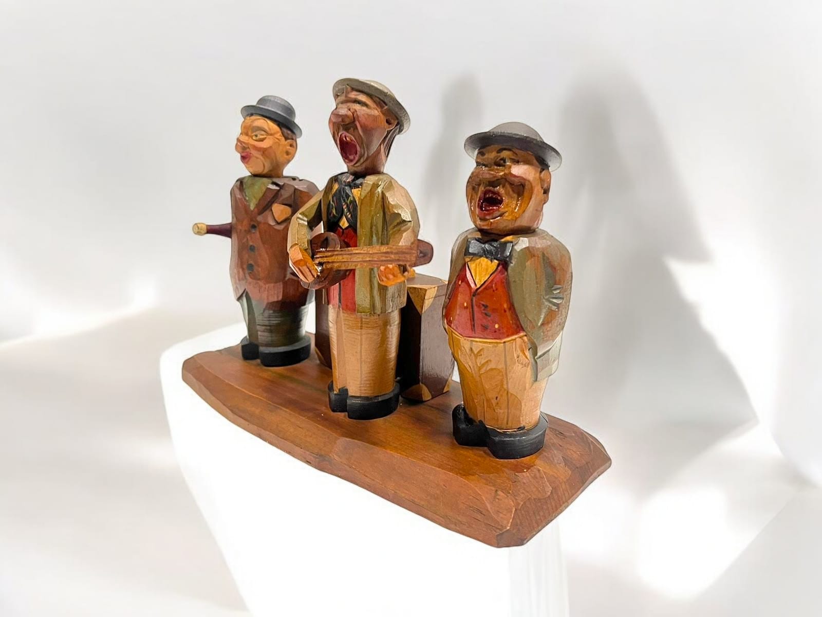 Figura tallada en madera con caja de música - Cositas Antiguas – La Guadaña, Anticuarios Online en Jerez , vender antigüedades, muebles antiguos