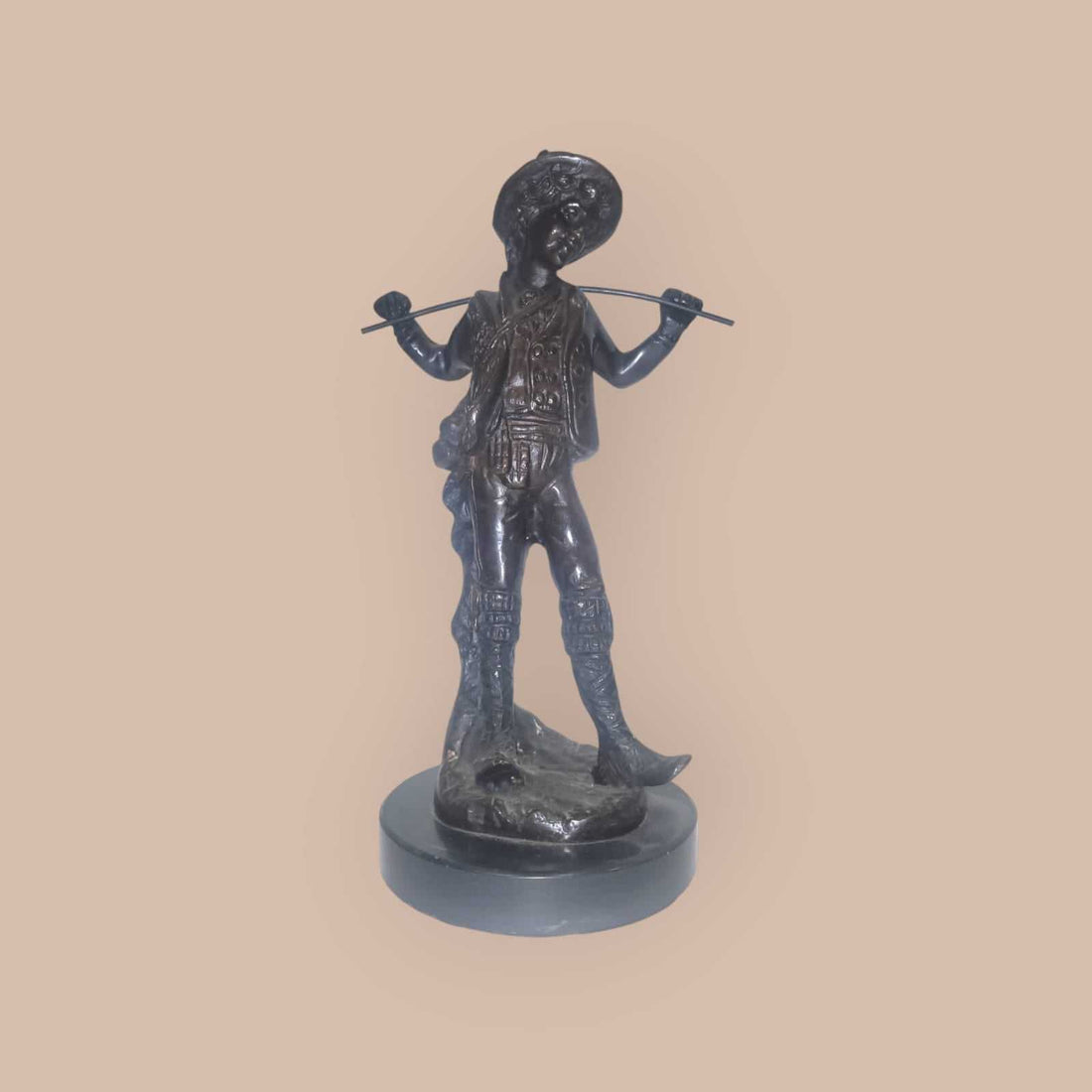 Escultura de bronce muchacho con gorro y palo – Calidad - Cositas Antiguas – La Guadaña, Anticuarios Online en Jerez , vender antigüedades, muebles antiguos