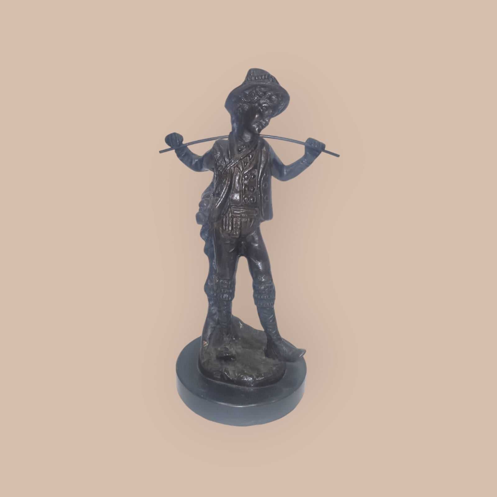 Escultura de bronce muchacho con gorro y palo – Calidad - Cositas Antiguas – La Guadaña, Anticuarios Online en Jerez , vender antigüedades, muebles antiguos