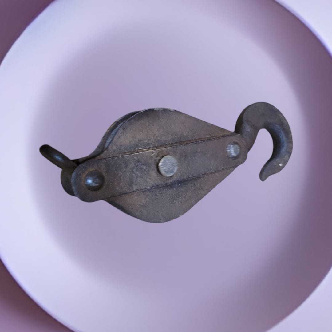 Polea Pasteca de Barco de Hierro – Auténtica Pieza Náutica - Cositas Antiguas – La Guadaña, Anticuarios Online en Jerez , vender antigüedades, muebles antiguos