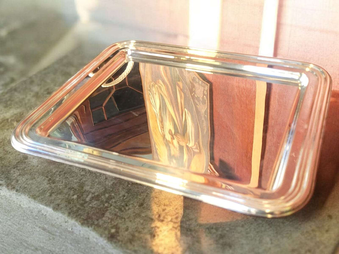 Bandeja de metal plateado con diseño liso y elegante - Cositas Antiguas – La Guadaña, Anticuarios Online en Jerez , vender antigüedades, muebles antiguos