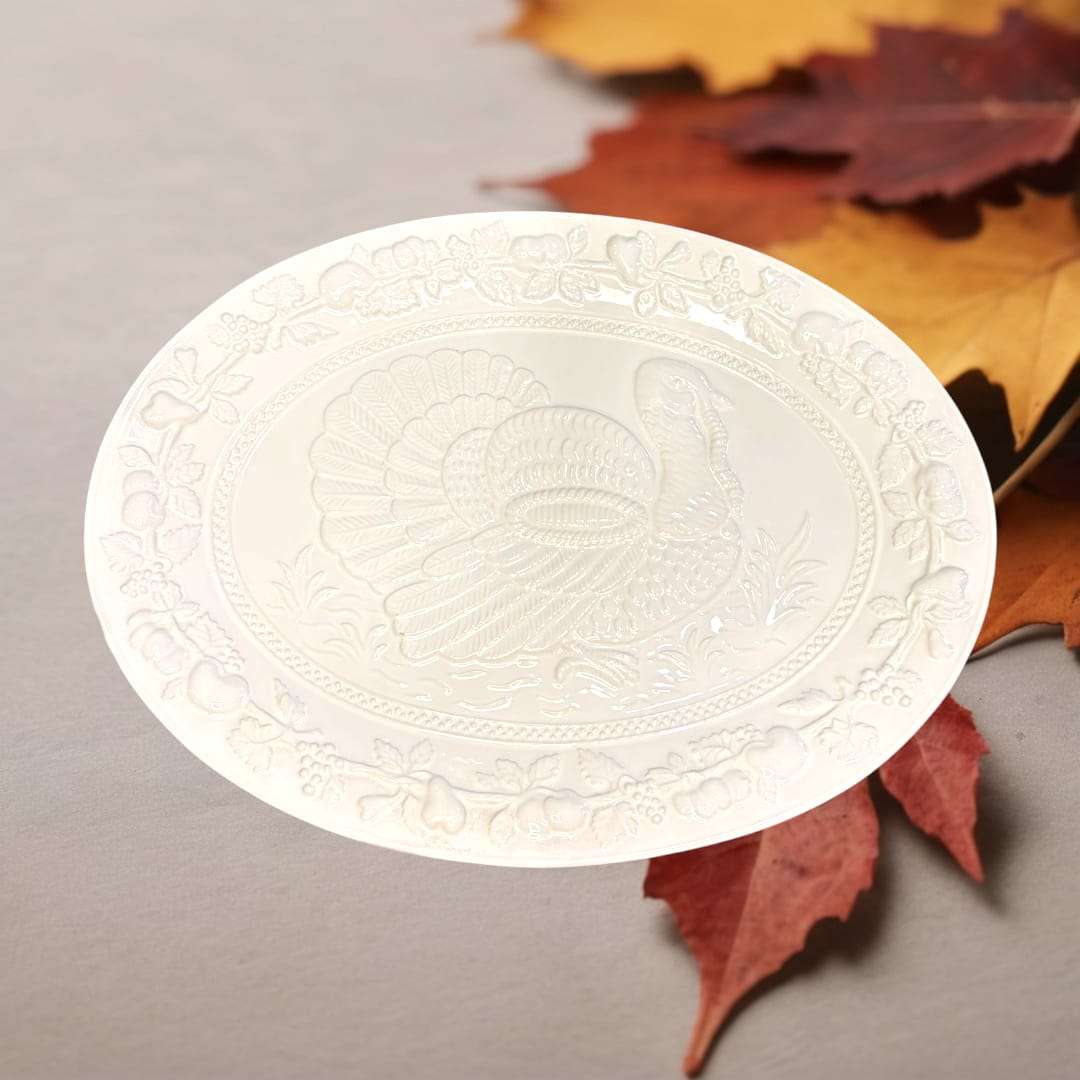 Bandeja de porcelana blanca portuguesa con relieve de pavo - Cositas Antiguas – La Guadaña, Anticuarios Online en Jerez , vender antigüedades, muebles antiguos
