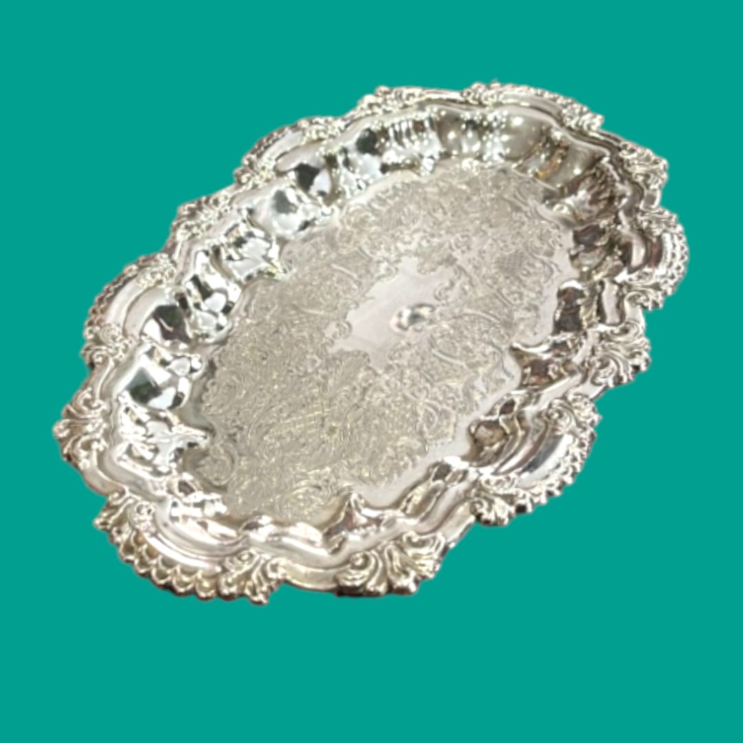 Bandeja de metal plateado con ornamentos - Cositas Antiguas – La Guadaña, Anticuarios Online en Jerez , vender antigüedades, muebles antiguos