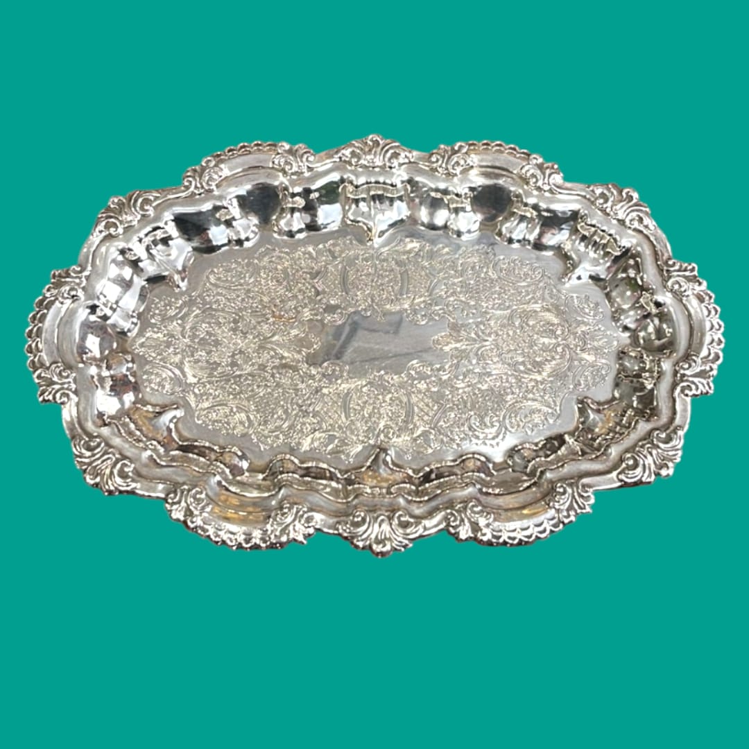 Bandeja de metal plateado con ornamentos - Cositas Antiguas – La Guadaña, Anticuarios Online en Jerez , vender antigüedades, muebles antiguos