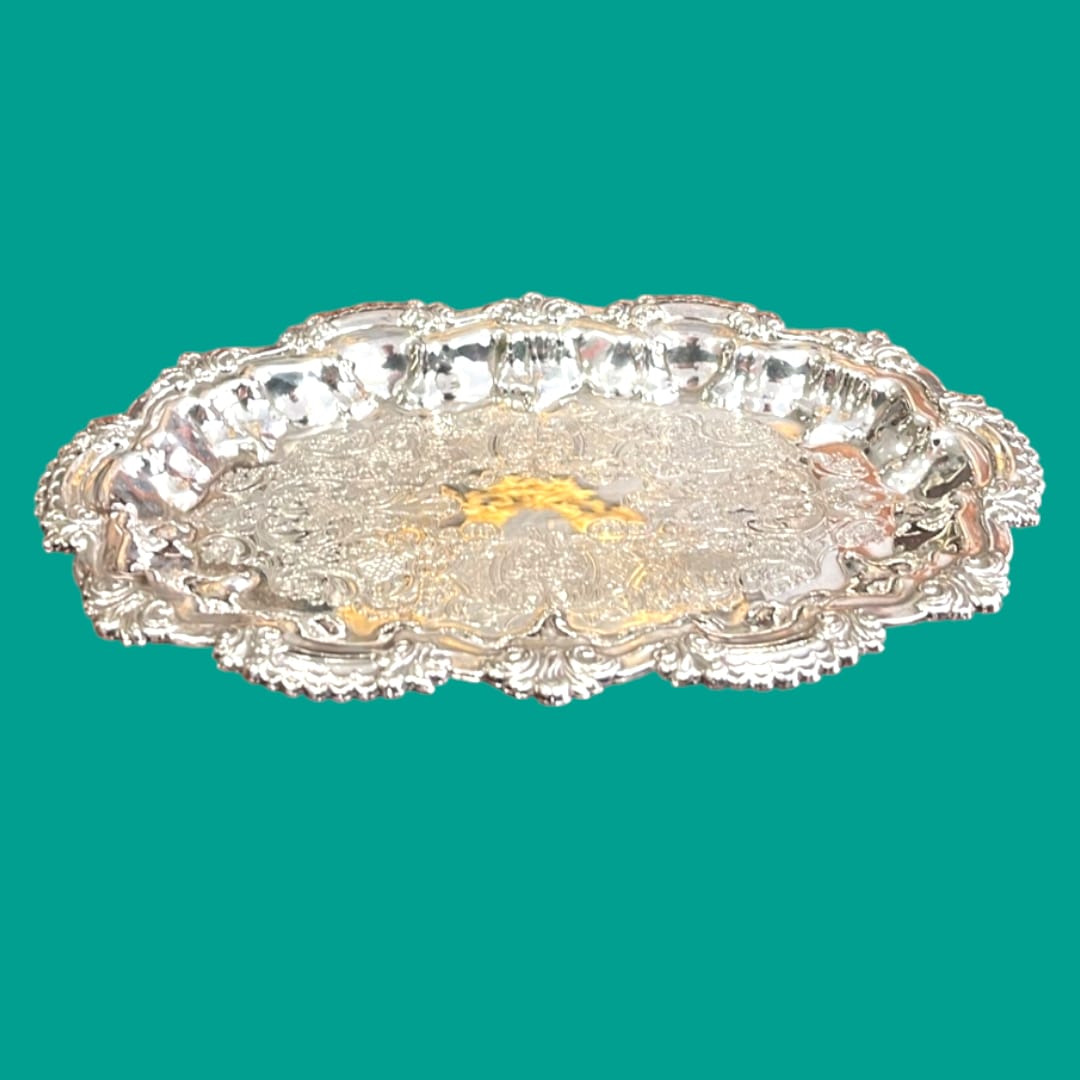 Bandeja de metal plateado con ornamentos - Cositas Antiguas – La Guadaña, Anticuarios Online en Jerez , vender antigüedades, muebles antiguos