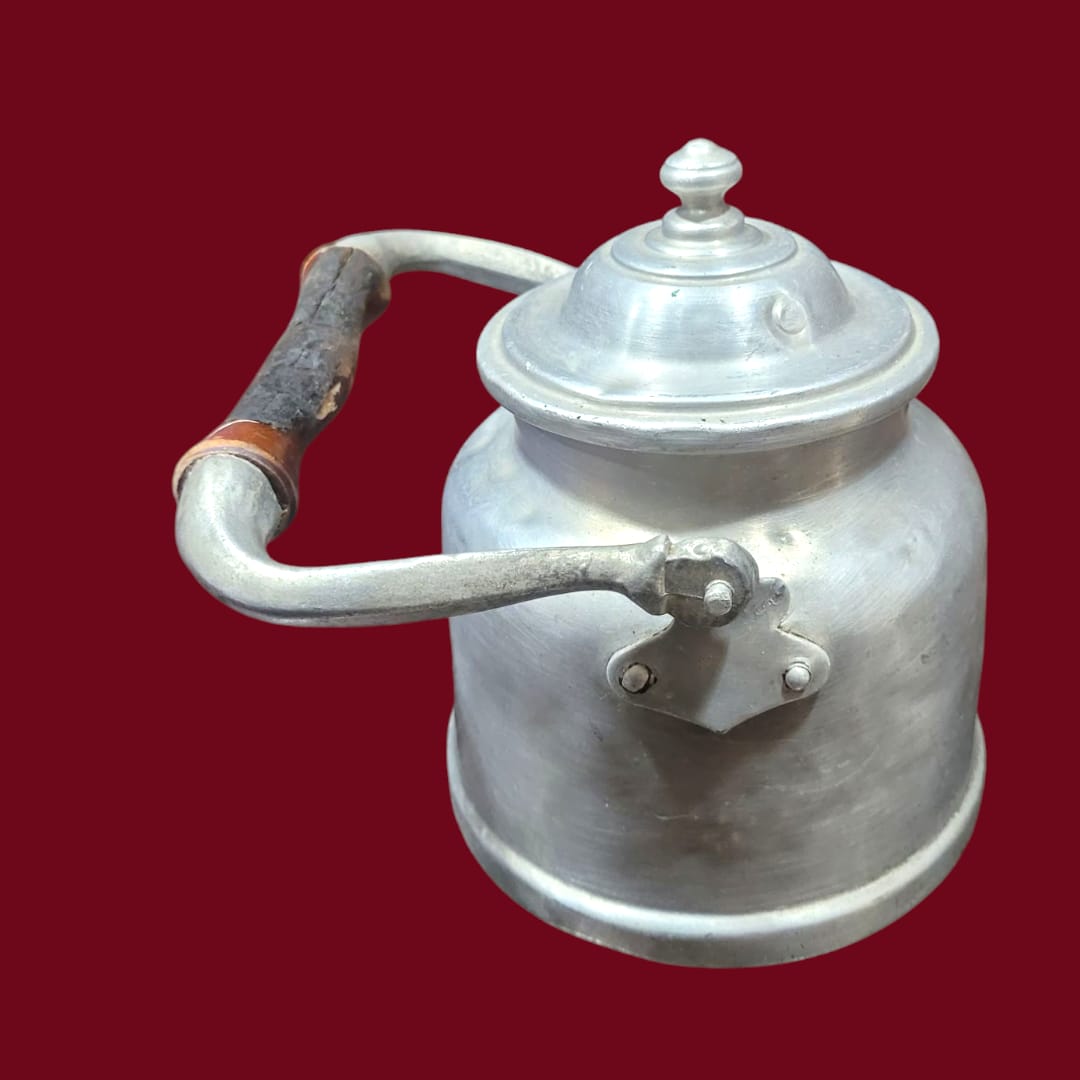 Cafetera de aluminio antigua - Elegancia y funcionalidad - Cositas Antiguas – La Guadaña, Anticuarios Online en Jerez , vender antigüedades, muebles antiguos