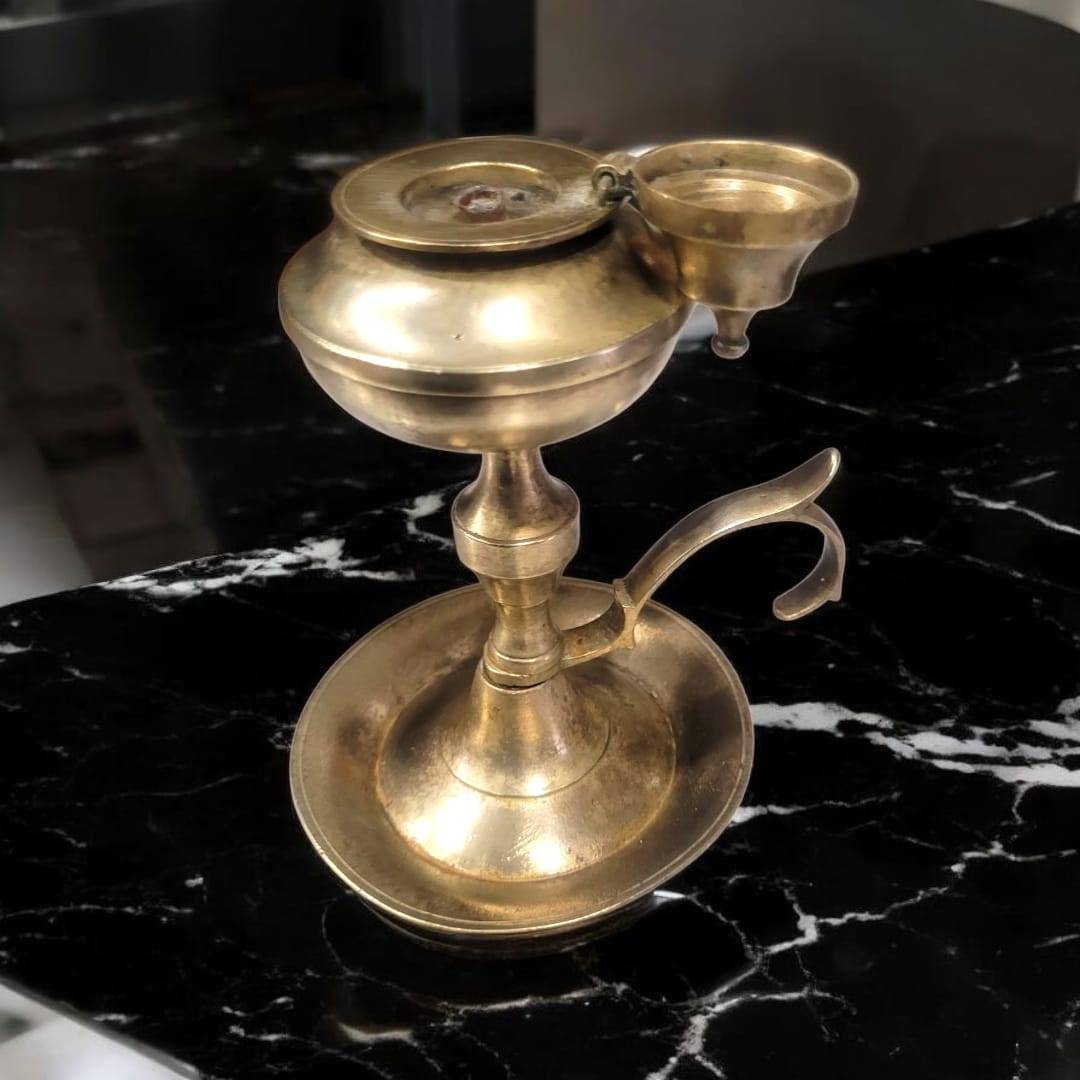 Candil de aceite antiguo en metal dorado con tapa - Cositas Antiguas – La Guadaña, Anticuarios Online en Jerez , vender antigüedades, muebles antiguos