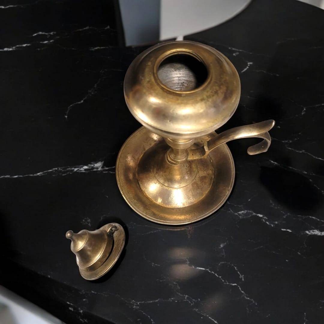 Candil de aceite antiguo en metal dorado con tapa - Cositas Antiguas – La Guadaña, Anticuarios Online en Jerez , vender antigüedades, muebles antiguos