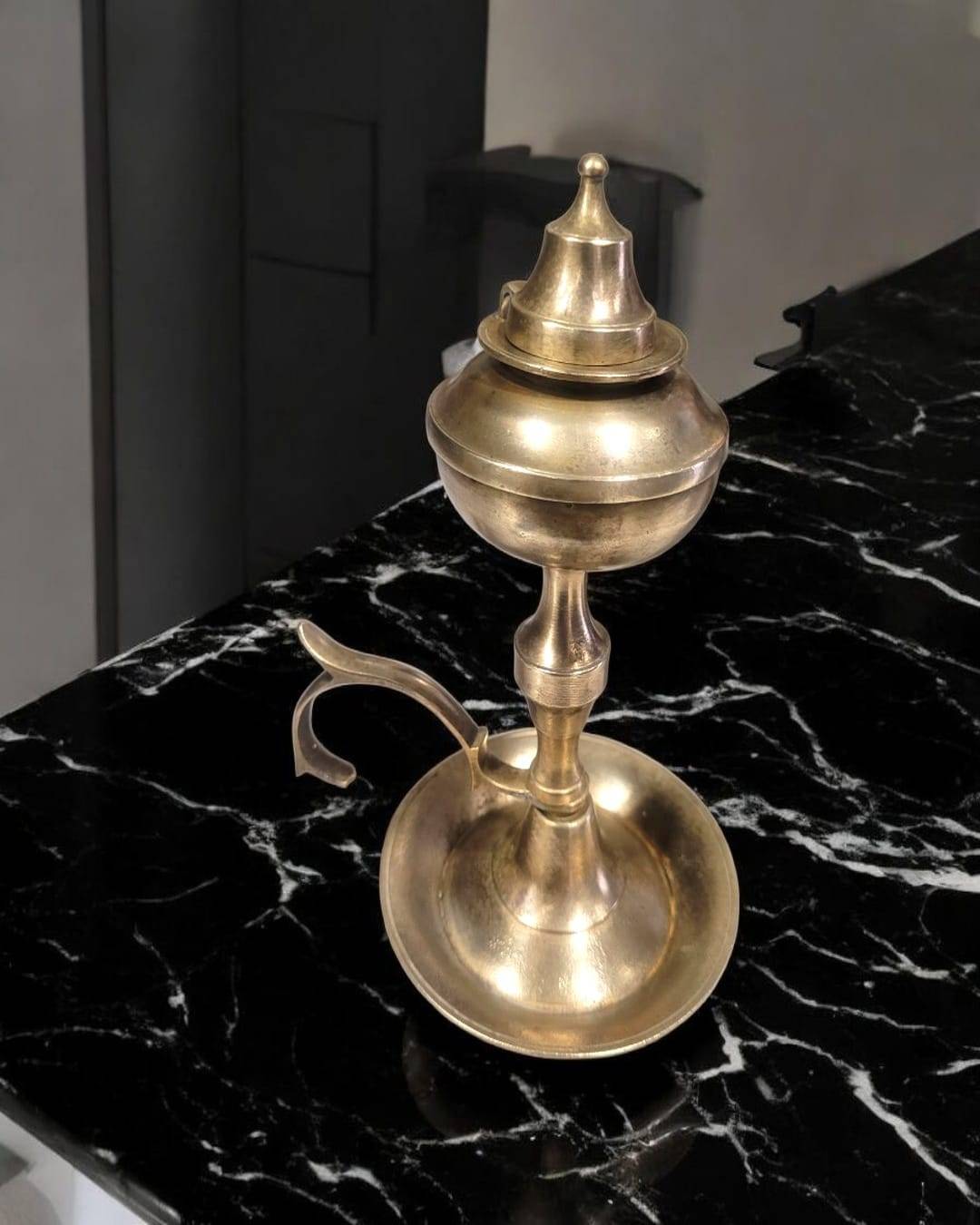 Candil de aceite antiguo en metal dorado con tapa - Cositas Antiguas – La Guadaña, Anticuarios Online en Jerez , vender antigüedades, muebles antiguos