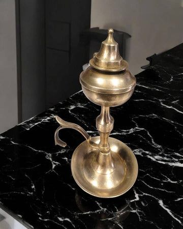 Candil de aceite antiguo en metal dorado con tapa - Cositas Antiguas – La Guadaña, Anticuarios Online en Jerez , vender antigüedades, muebles antiguos