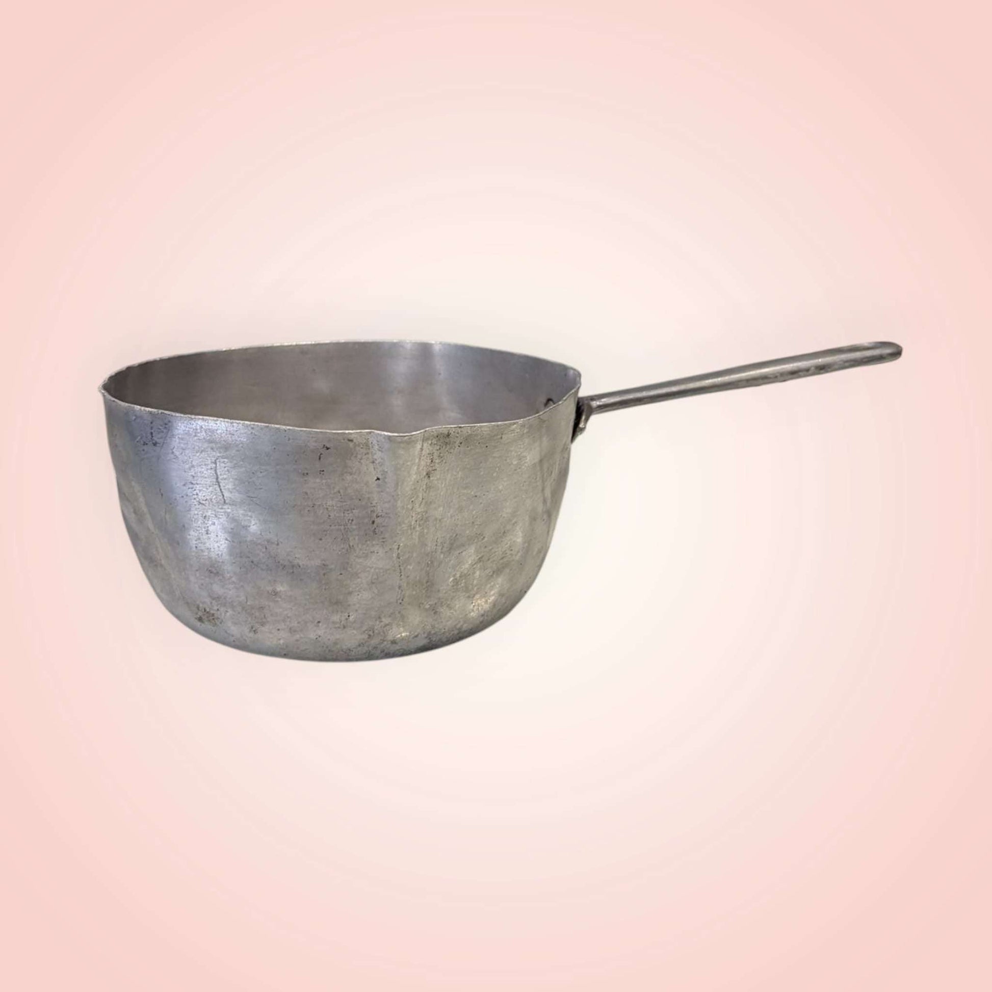 Cazo antiguo de aluminio – pieza artesanal única y funcional - Cositas Antiguas – La Guadaña, Anticuarios Online en Jerez , vender antigüedades, muebles antiguos