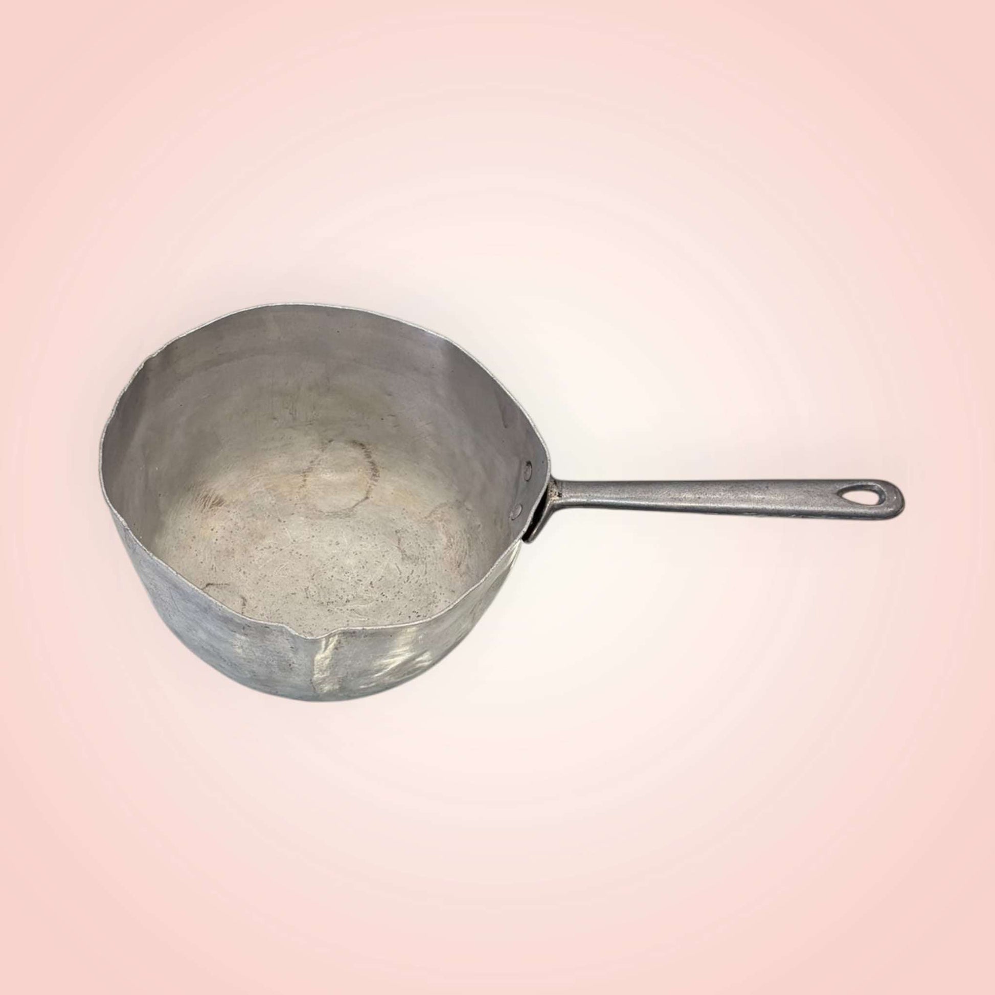 Cazo antiguo de aluminio – pieza artesanal única y funcional - Cositas Antiguas – La Guadaña, Anticuarios Online en Jerez , vender antigüedades, muebles antiguos