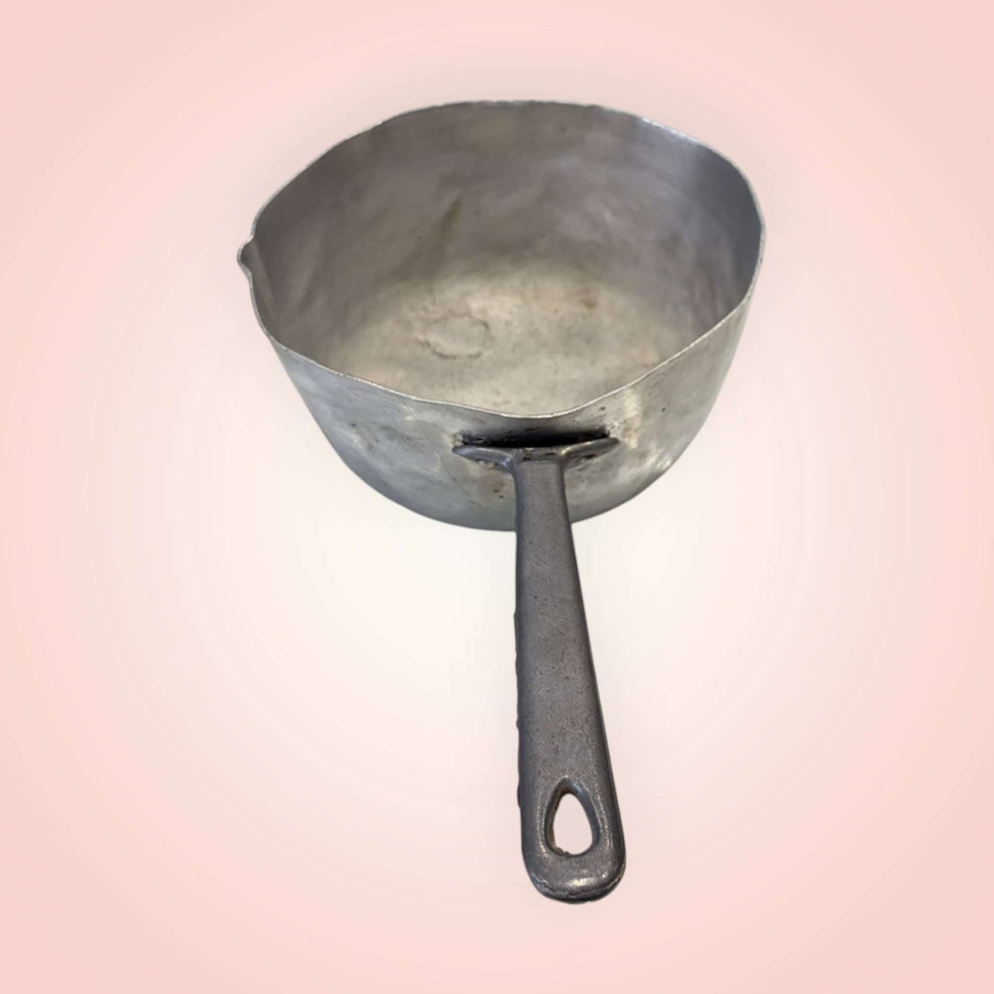 Cazo antiguo de aluminio – pieza artesanal única y funcional - Cositas Antiguas – La Guadaña, Anticuarios Online en Jerez , vender antigüedades, muebles antiguos