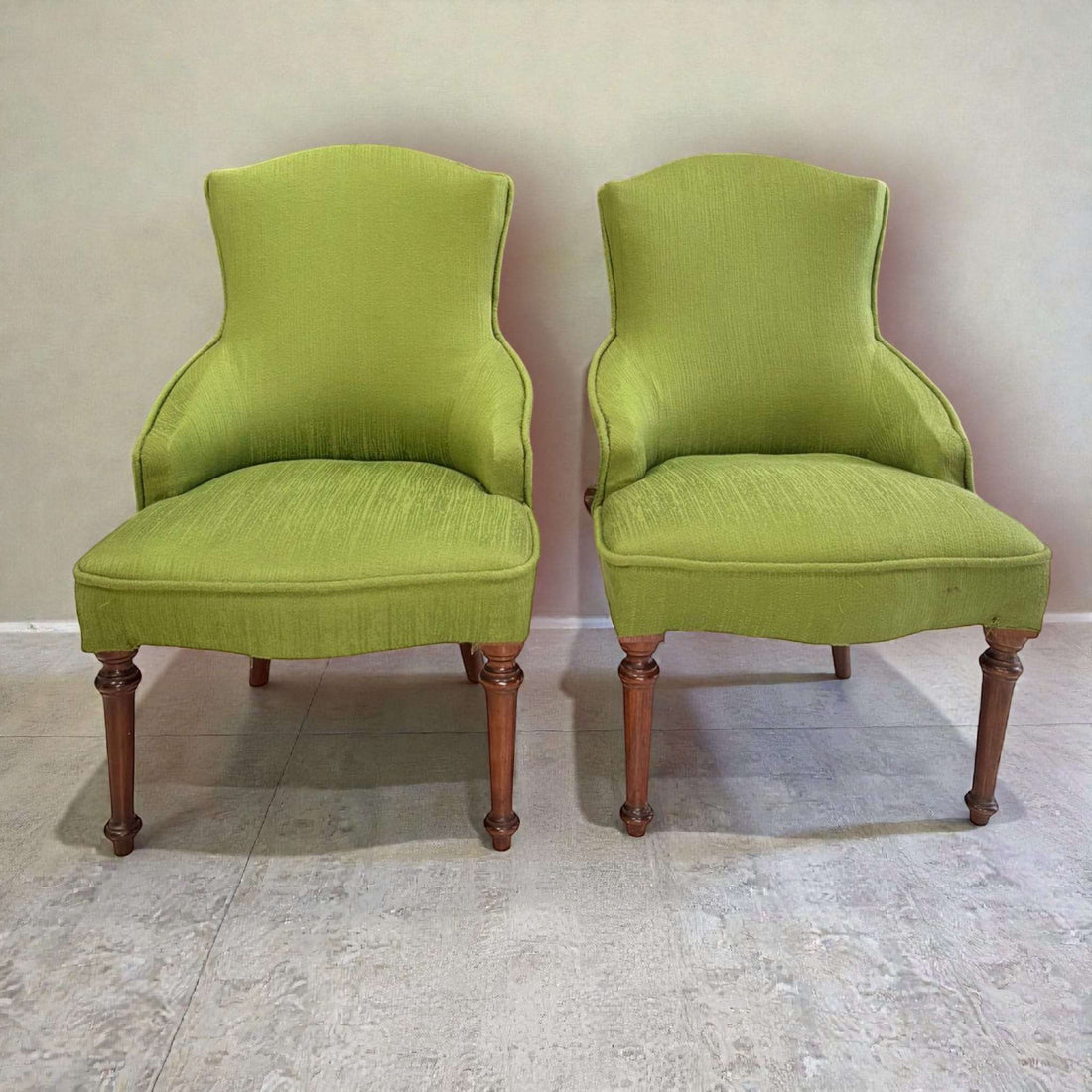 Descalzadoras tapizadas clásicas con patas de caoba - Cositas Antiguas – La Guadaña, Anticuarios Online en Jerez , vender antigüedades, muebles antiguos