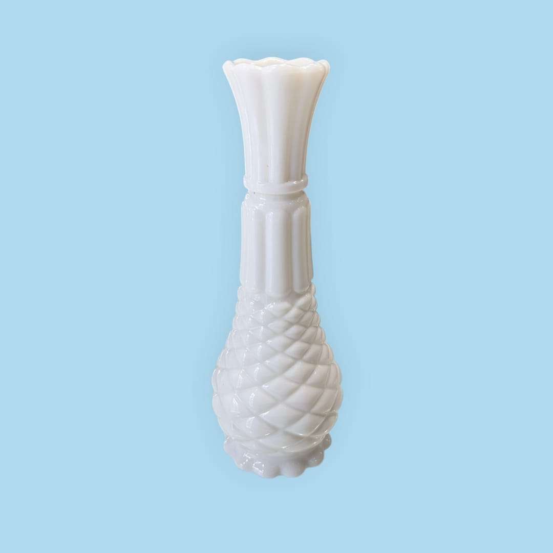Florero de opalina blanca – elegancia atemporal y estilo - Cositas Antiguas – La Guadaña, Anticuarios Online en Jerez , vender antigüedades, muebles antiguos