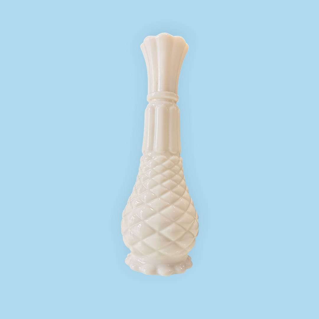 Florero de opalina blanca – elegancia atemporal y estilo - Cositas Antiguas – La Guadaña, Anticuarios Online en Jerez , vender antigüedades, muebles antiguos