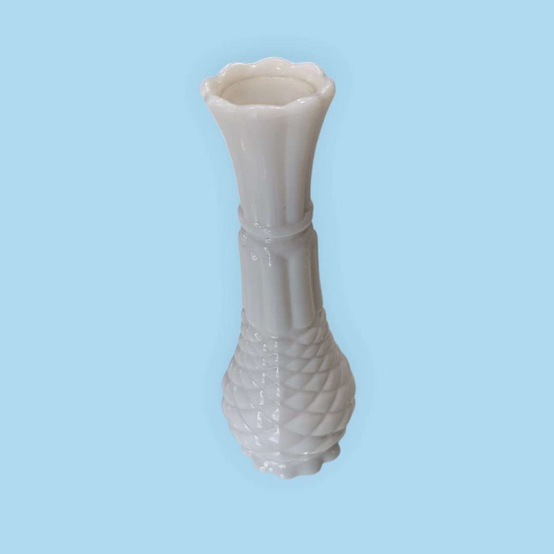 Florero de opalina blanca – elegancia atemporal y estilo - Cositas Antiguas – La Guadaña, Anticuarios Online en Jerez , vender antigüedades, muebles antiguos