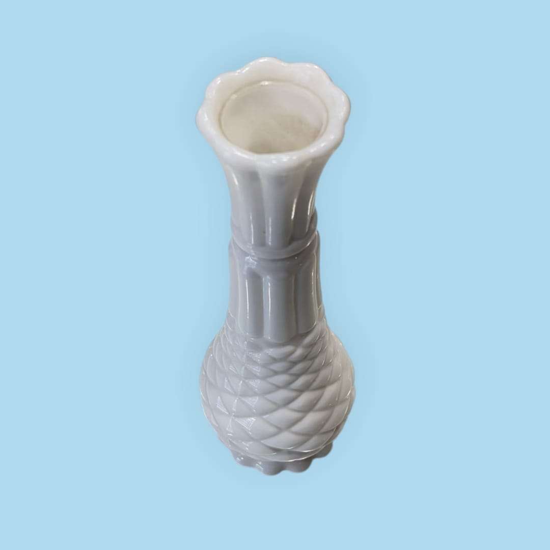 Florero de opalina blanca – elegancia atemporal y estilo - Cositas Antiguas – La Guadaña, Anticuarios Online en Jerez , vender antigüedades, muebles antiguos