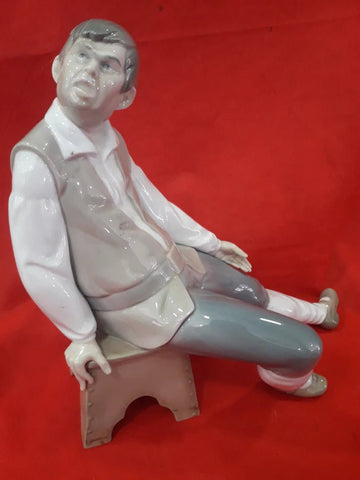Figura Lladró de porcelana | hombre sentado en banco - Cositas Antiguas – La Guadaña, Anticuarios Online en Jerez , vender antigüedades, muebles antiguos