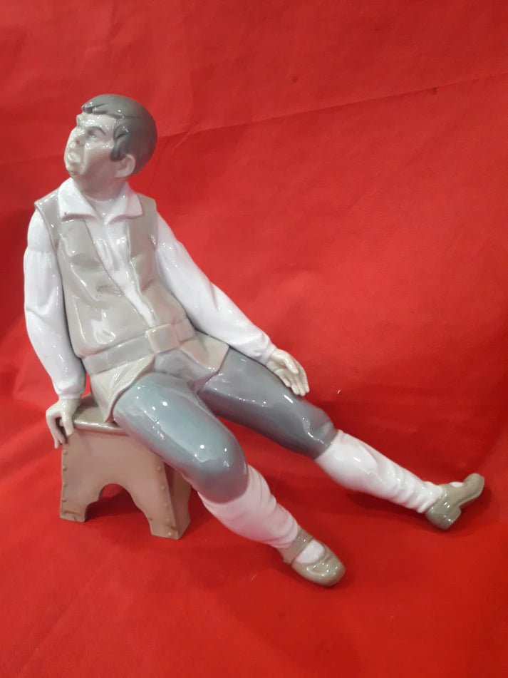 Figura Lladró de porcelana | hombre sentado en banco - Cositas Antiguas – La Guadaña, Anticuarios Online en Jerez , vender antigüedades, muebles antiguos