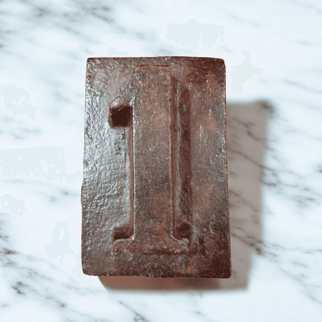 Número 1 de hierro fundido vintage – Decoración única - Cositas Antiguas – La Guadaña, Anticuarios Online en Jerez , vender antigüedades, muebles antiguos