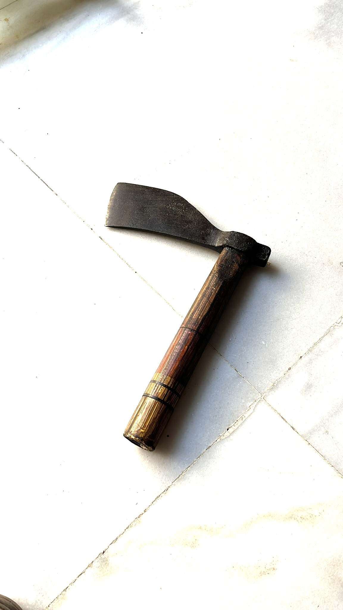 Hacha Manresa de acero para trabajos agrícolas manuales - Cositas Antiguas – La Guadaña, Anticuarios Online en Jerez , vender antigüedades, muebles antiguos