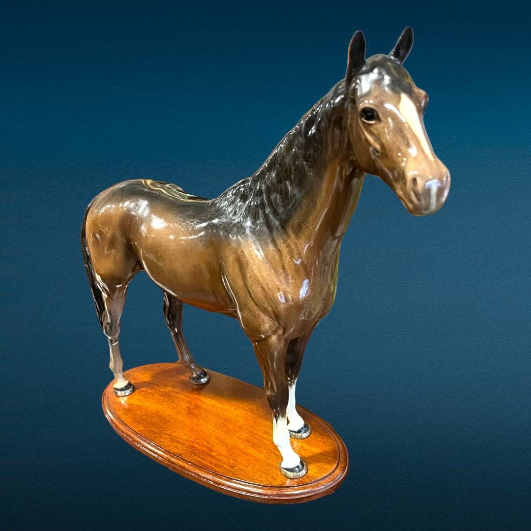 Caballo de porcelana Beswick con peana esmaltada - Cositas Antiguas – La Guadaña, Anticuarios Online en Jerez , vender antigüedades, muebles antiguos