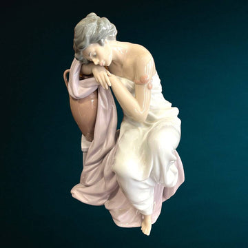 Figura Lladró "Soñando Despierta" - Mujer sobre ánfora - Cositas Antiguas – La Guadaña, Anticuarios Online en Jerez , vender antigüedades, muebles antiguos