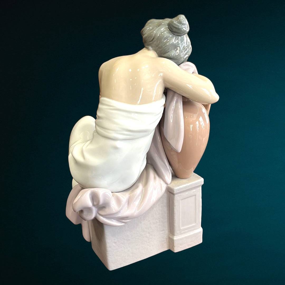 Figura Lladró "Soñando Despierta" - Mujer sobre ánfora - Cositas Antiguas – La Guadaña, Anticuarios Online en Jerez , vender antigüedades, muebles antiguos