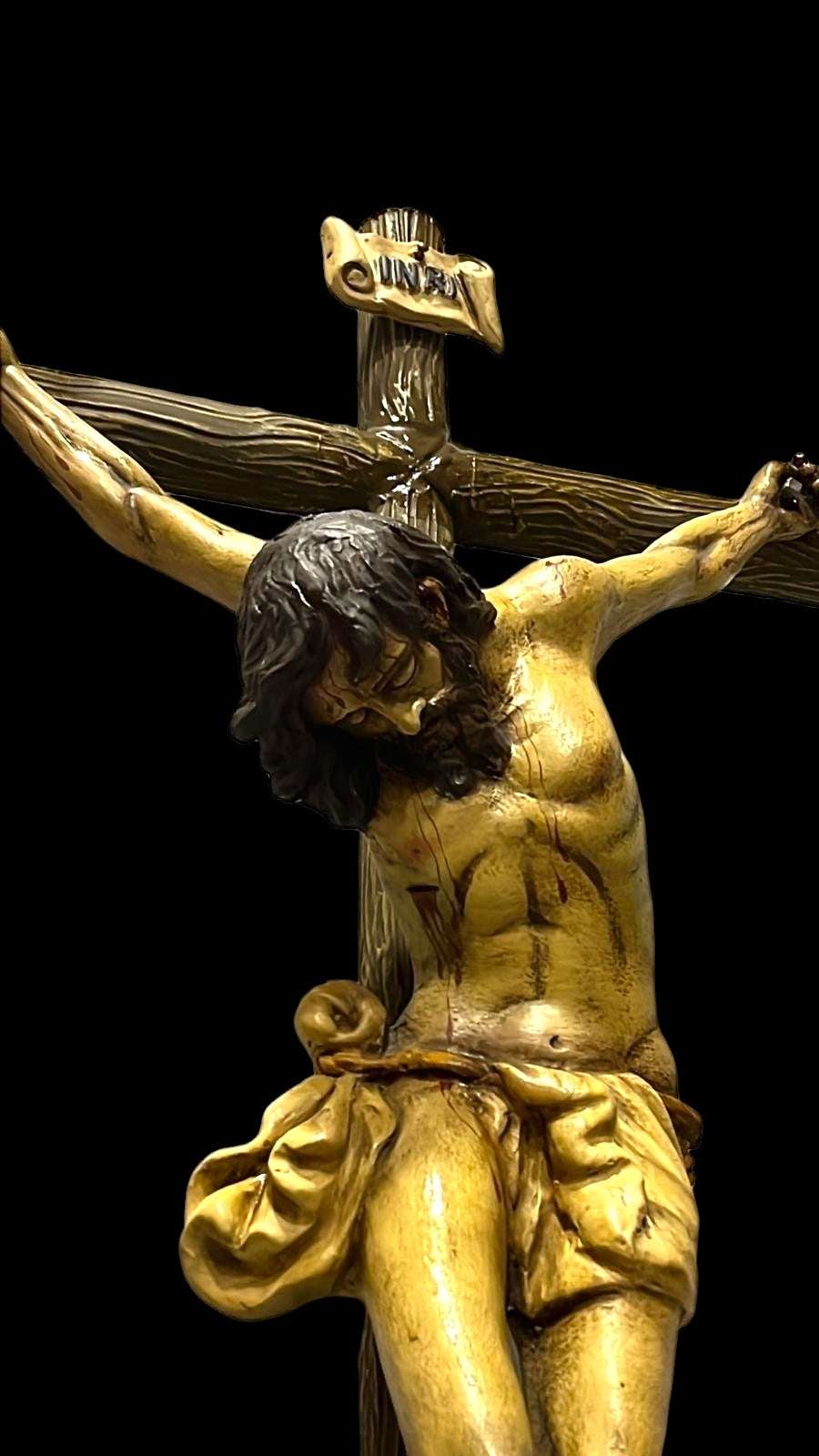 Crucifijo de Terracota - Paz y Devoción en tu Hogar - Cositas Antiguas – La Guadaña, Anticuarios Online en Jerez , vender antigüedades, muebles antiguos