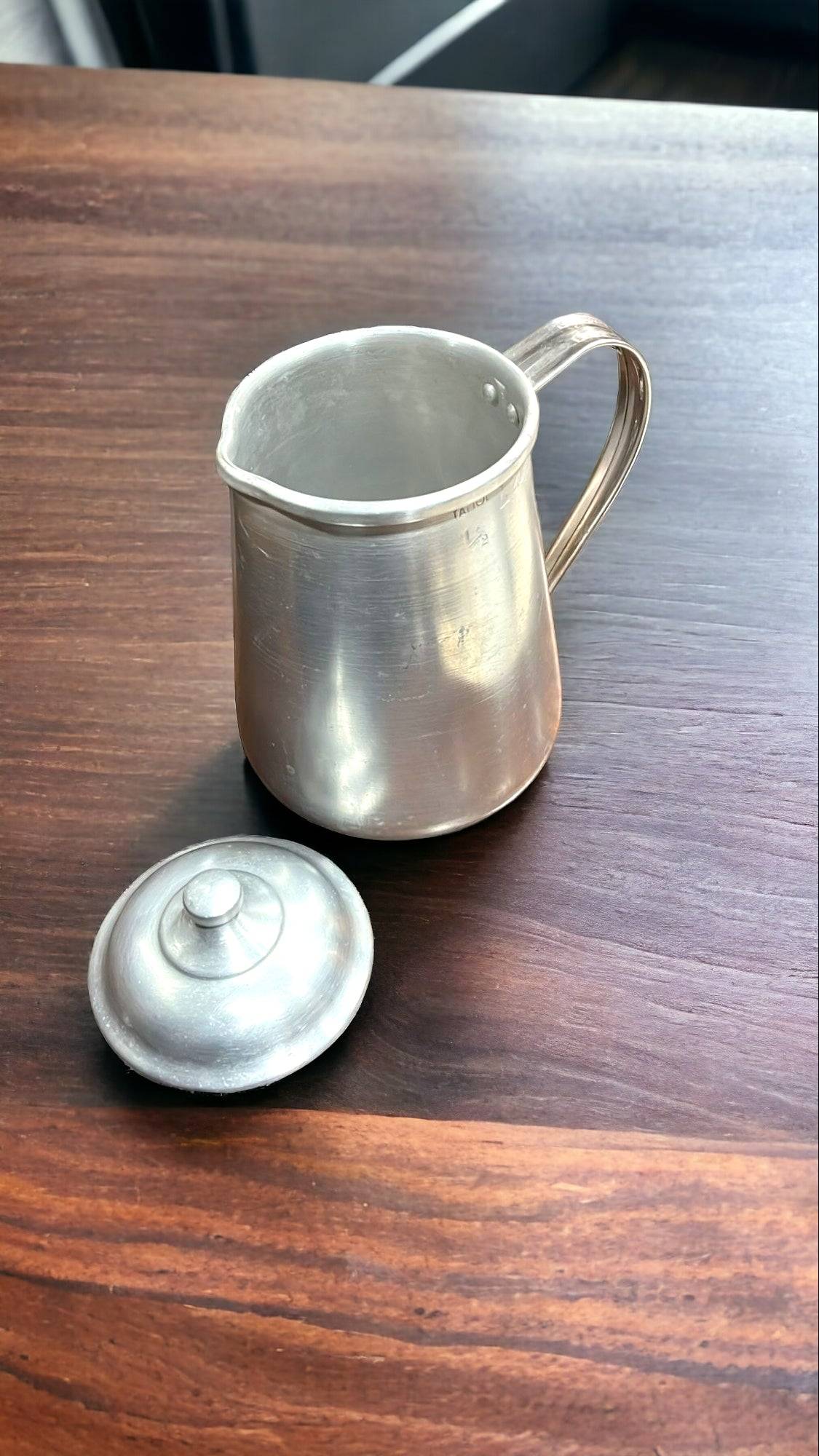 Jarra de aluminio vintage de 1/2 litro con tapadera - Cositas Antiguas – La Guadaña, Anticuarios Online en Jerez , vender antigüedades, muebles antiguos