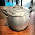 Olla de Aluminio Vintage – Tradición y Elegancia - Cositas Antiguas – La Guadaña, Anticuarios Online en Jerez , vender antigüedades, muebles antiguos