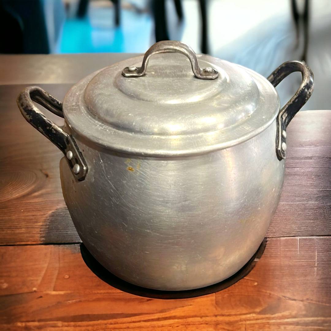 Olla de Aluminio Vintage – Tradición y Elegancia - Cositas Antiguas – La Guadaña, Anticuarios Online en Jerez , vender antigüedades, muebles antiguos