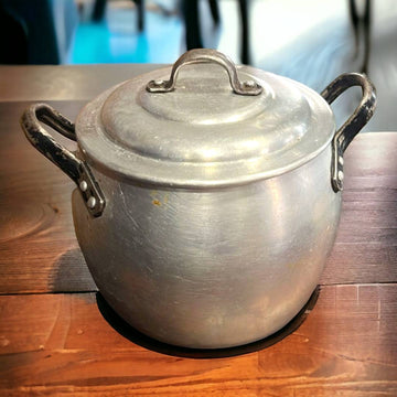 Olla de Aluminio Vintage – Tradición y Elegancia - Cositas Antiguas – La Guadaña, Anticuarios Online en Jerez , vender antigüedades, muebles antiguos