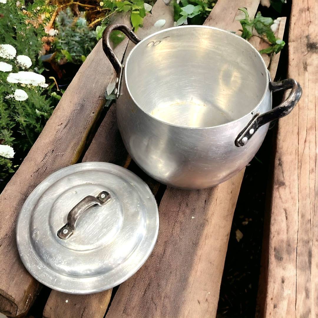 Olla de Aluminio Vintage – Tradición y Elegancia - Cositas Antiguas – La Guadaña, Anticuarios Online en Jerez , vender antigüedades, muebles antiguos