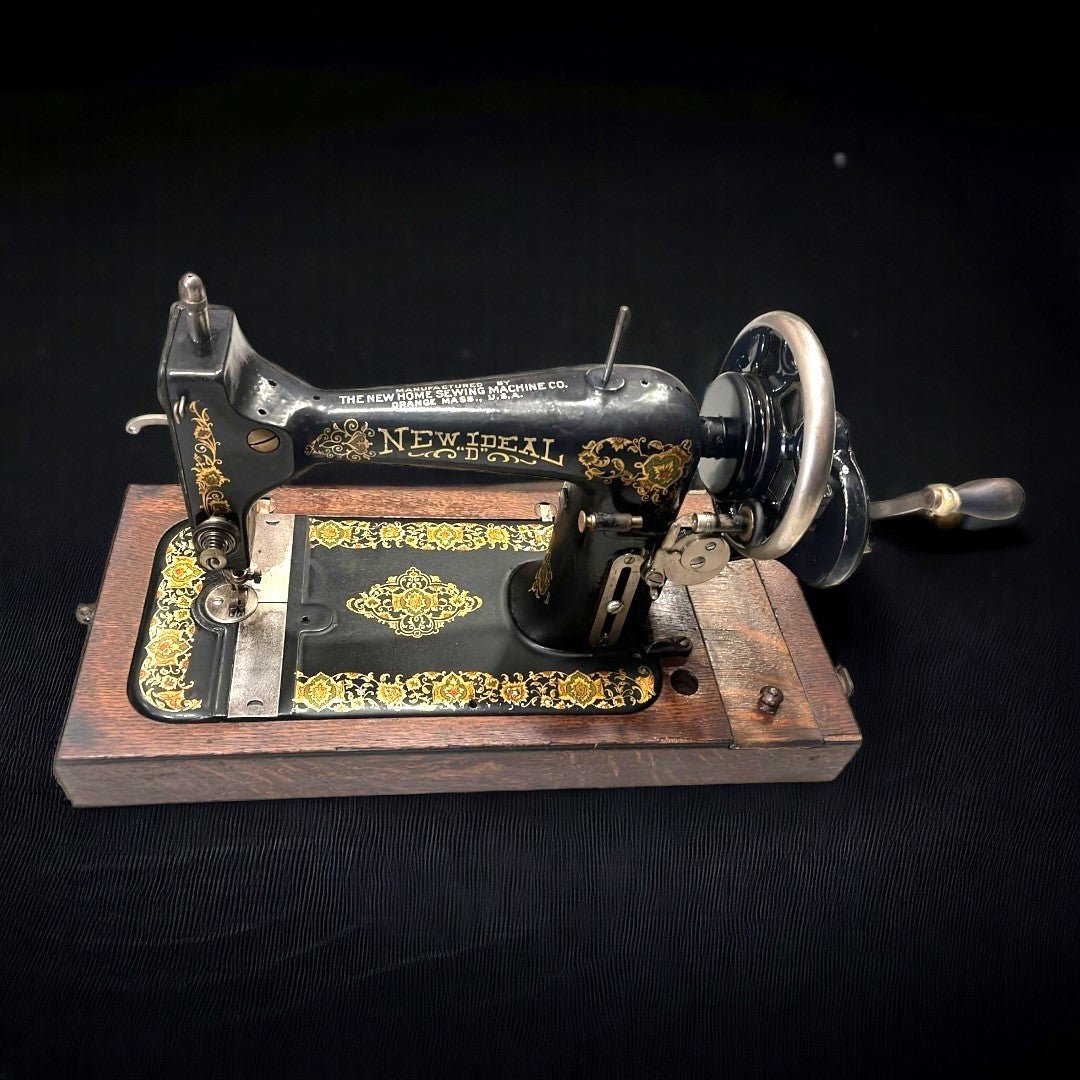 Maquina de Coser Portátil New Ideal: Funcionalidad y Diseño - Cositas Antiguas – La Guadaña, Anticuarios Online en Jerez , vender antigüedades, muebles antiguos