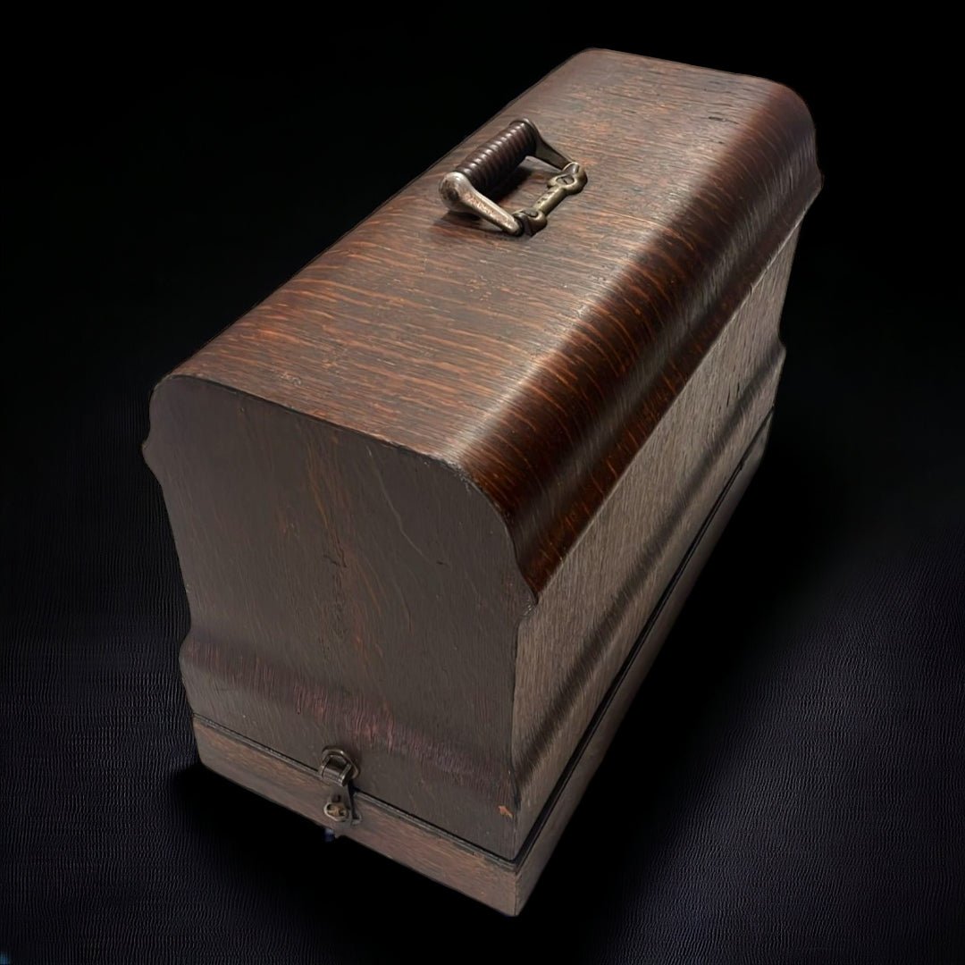 Maquina de Coser Portátil New Ideal: Funcionalidad y Diseño - Cositas Antiguas – La Guadaña, Anticuarios Online en Jerez , vender antigüedades, muebles antiguos